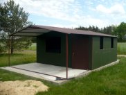 Domek ogrodowy 4x4 metra z werandą 4x2 metra, dach dwuspadowy, kolor zielony RAL6020, dach i drzwi brazowe RAL8017 - www.cgt.com.pl