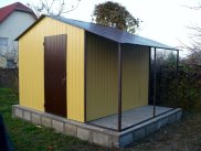 Domek ogrodowy z zadaszeniem 4x3 metra, kolor RAL1002, dach i drzwi brązowe RAL8017 - www.cgt.com.pl